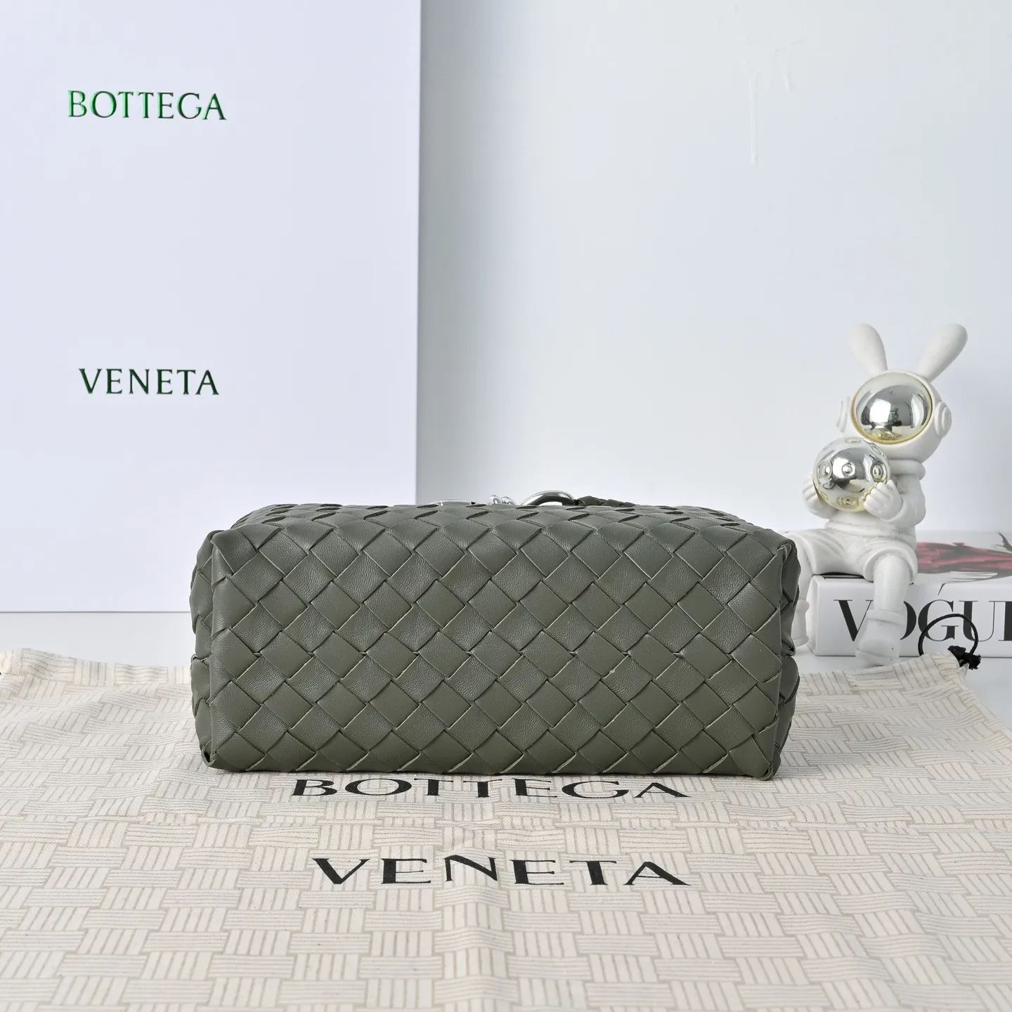 Batch 1860 B's 2023 spring and summer new style continues the brand's woven pattern style with detailed metal knot switch buckles. This time, the shoulder straps are also made into tube weaves, showing different craftsmanship. The carrying method is versatile to create more different styles. Intrecciato woven leather small handbag, equipped with sliding crossbody strap. Internal compartments, including 1 zipper pocket and 2 open pockets. Magnetic buckle closure. Size: 25*20*10cm Model: 7463